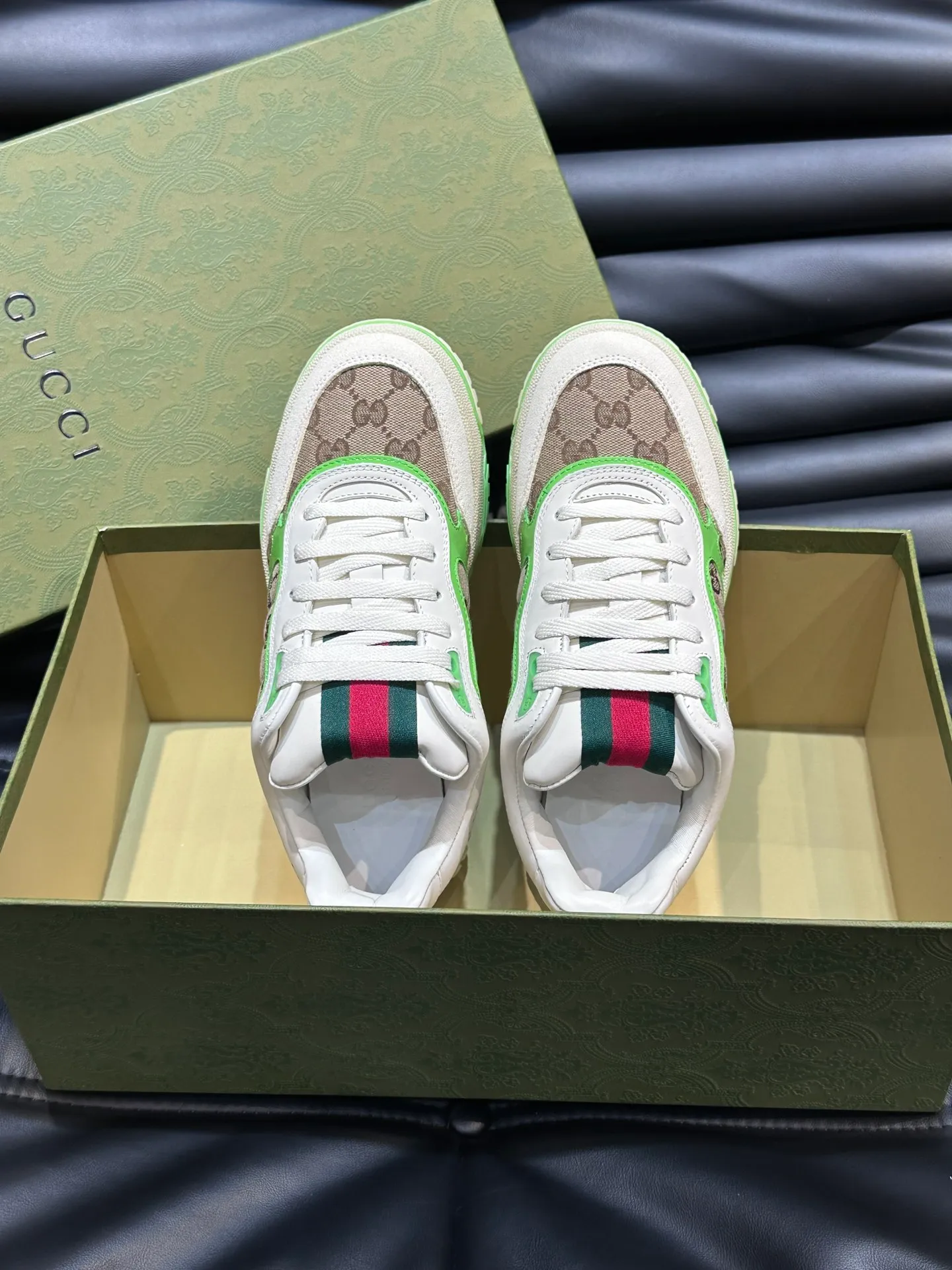 p480 Men's Men's Shoes Gucc*Gucci Re-Web series👫Couple's webbed leather sneakers, as the first sneakers created by Sabato De Sarno for Gucci, the Re-Web series reinterprets the brand's classic stripes, and sets off the modern silhouette design with bold and unique details. This shoe is crafted from iconic classic GG canvas and white leather. This new sneaker is ingeniously decorated with many of the brand's classic details, and is equipped with a bright red and green webbing tongue, which will make people fall in love at first sight. Yuan Size: Female 35-40 Male 39-44 (can be customized to 45, 46